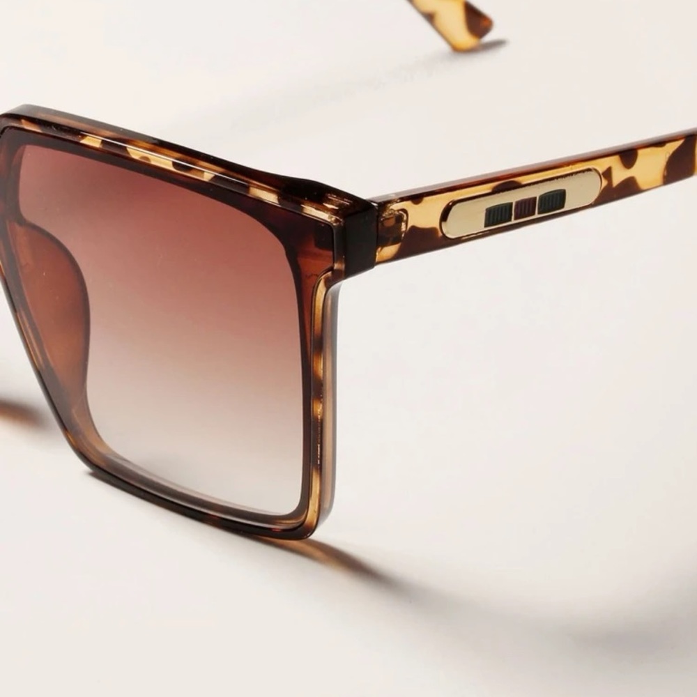 Oversized Sunglasses - Picture 2 of 3